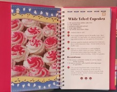 NEW «EASY CUPCAKE RECIPES» Hardback Spiral 2010 Cookbook Resources LLC 174 Pages