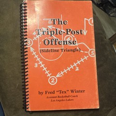 The Triple-Post Offense (Sideline Triangle) by Fred «Tex» Winter – Spiralbound